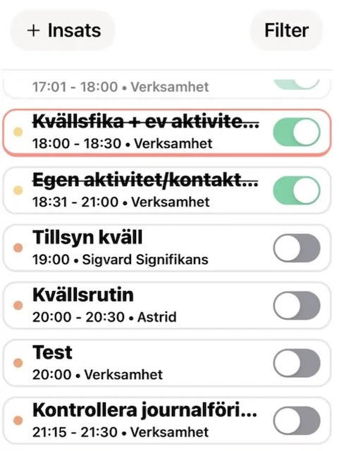 Appens lista över kvällens händelser, där utförda händelser är överstrukna.
